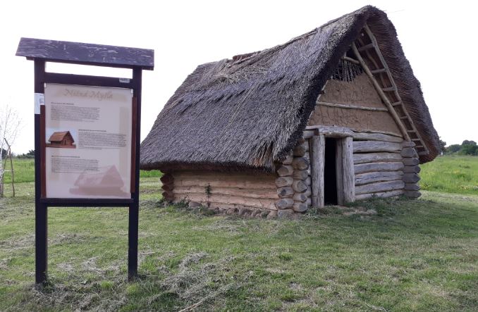 Livia_NiznaMysla_bronzeAgeHouseReplica_w2.JPG