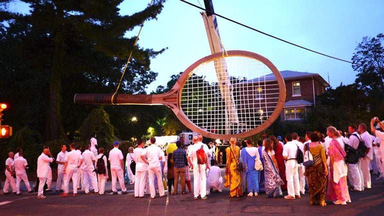 The World's Largest Tennis Racket!